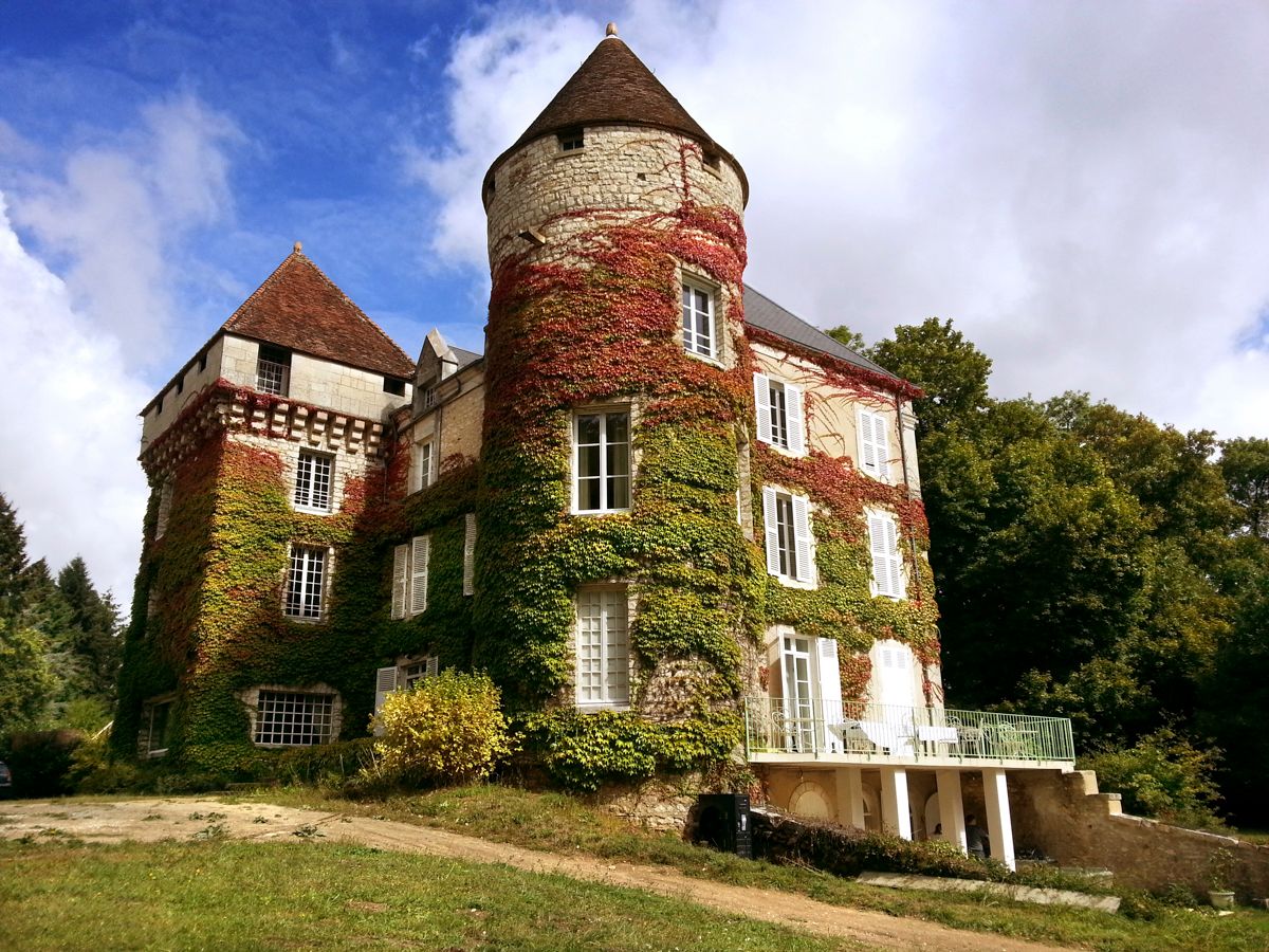 Château Roussignol - Exterior with ivy