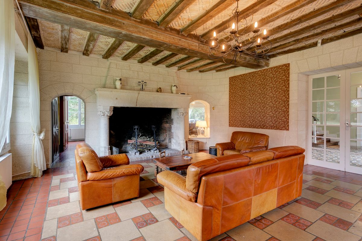 Château Roussignol - Living room & fireplace